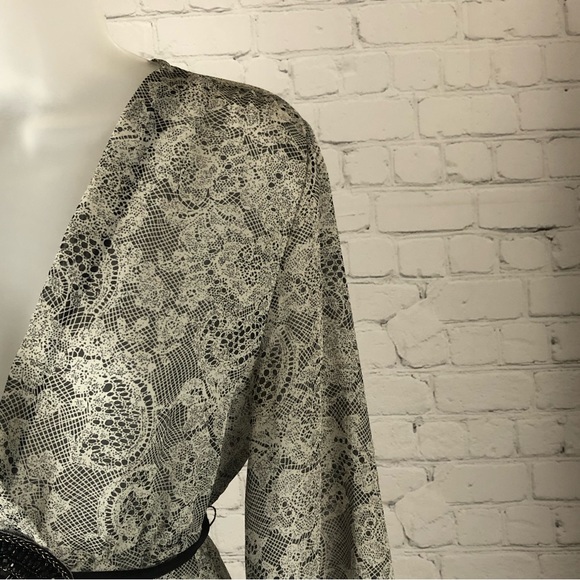 Women's b. Street Lacey Print Top with Deep V and Beaded Tie at the Waist. Large - Picture 7 of 11